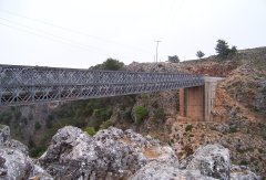 Gewagte Brücke über die Arádena-Schlucht