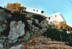 Wehrhafte Mauern umschliessen das Kloster