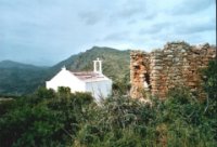 Ruinen von Windmühlen und eine kleine Kapelle