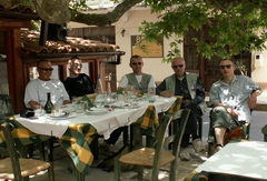 Kreta-Mafia beim Mittagesen in Vámos (Foto: Katja Viehler)